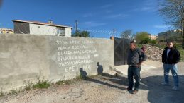 Bahçesine Hırsız Giren Vatandaş Duvar Yazısıyla Tepki Göstermiştir