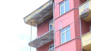 Balkon Kaldırıma Düştü
