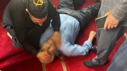 Camide Namaz Kılarken Bıçaklı Saldırı