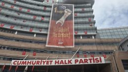 CHP Genel Merkezi’ne “Ya Adalet Ya Sefalet” Yazılı 1 Mayıs Pankartı Asıldı
