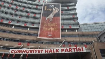 CHP Genel Merkezi’ne “Ya Adalet Ya Sefalet” Yazılı 1 Mayıs Pankartı Asıldı