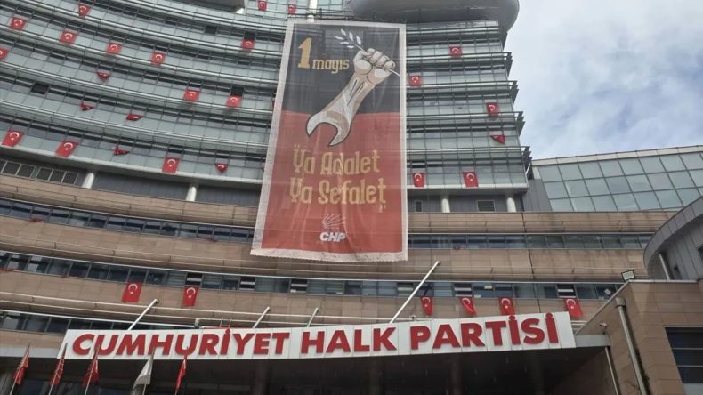 CHP Genel Merkezi’ne “Ya Adalet Ya Sefalet” Yazılı 1 Mayıs Pankartı Asıldı