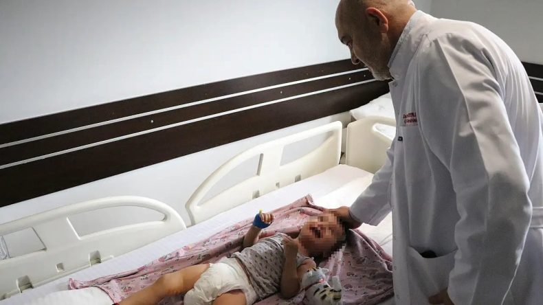 Çocuğun Yanağından Yama ile İdrar Kanalı Yapıldı