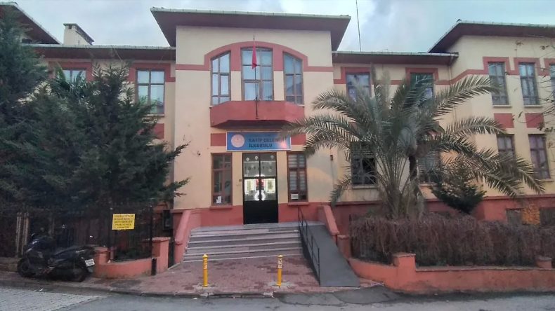 İstanbul’da 6.2 Şiddetinde Meydana Gelen Deprem Sonrası Dört Okul Boşaltıldı