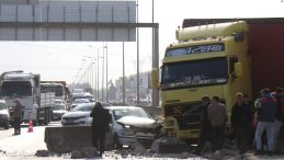 Kontrolden Çıkan TIR Karşı Şeride Geçti, Ortalık Savaş Alanına Döndü