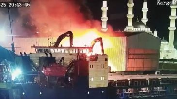 Limandaki Yangında Koca Vinç Kül Oldu