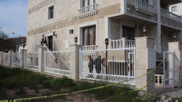Oğlunu Odaya Kilitleyip Kadını Katletti
