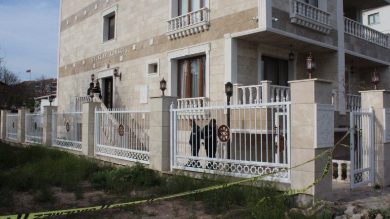 Oğlunu Odaya Kilitleyip Kadını Katletti