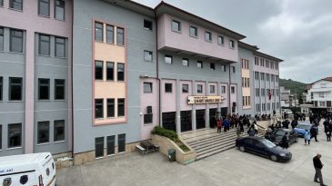 Okuduğu lisenin 4’üncü katından düşen öğrenci ağır yaralandı