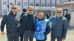 Okul Bahçesinde Şok Eden Saldırı: Öğretmene Taşlı, Öğrencilere Bıçaklı Saldırı