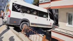 Okul Servisi Ev Balkonuna Çarptı: 2 Öğrenci Yaralandı