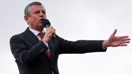 Özel’den Sert Sözler: ‘Ailemize El Uzatma, O Elini Kırarız’