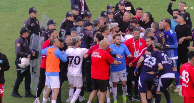 Sahada Futbolcular, Tribünde Taraftarlar Arasında Kavga Çıktı