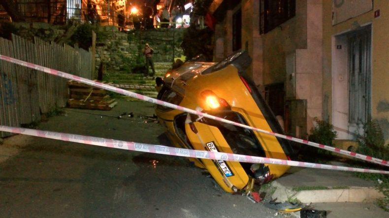 10 Metreden Çıkmaz Sokağa Uçan Taksiciyi Vatandaşlar Kurtardı