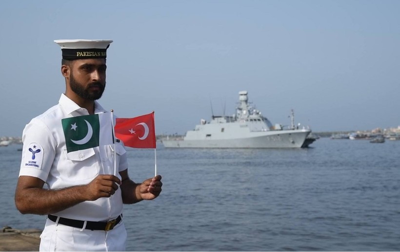 TCG Büyükada Savaş Gemisi