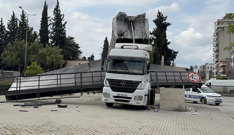 Üst geçit yıkılması