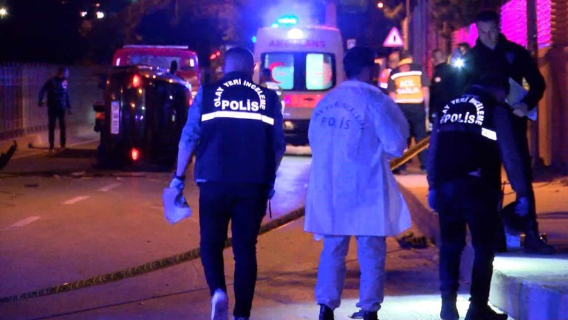Kaza sonrası devrilen otomobil
