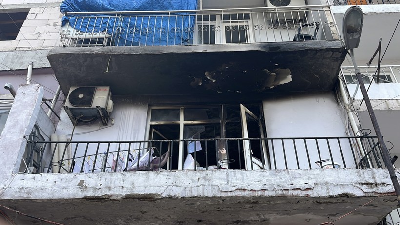 Komşu yangını söndürmeye çalışıyor