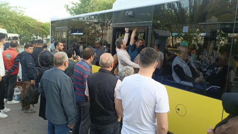 Halk otobüsleri durakta bekleyen yolcular