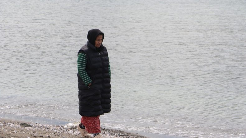 132 Gündür Sahilde Eşini Bekliyor