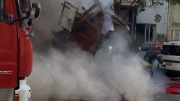 2 Evde Yangın: Duvar İtfaiyecilerin Üzerine Düştü