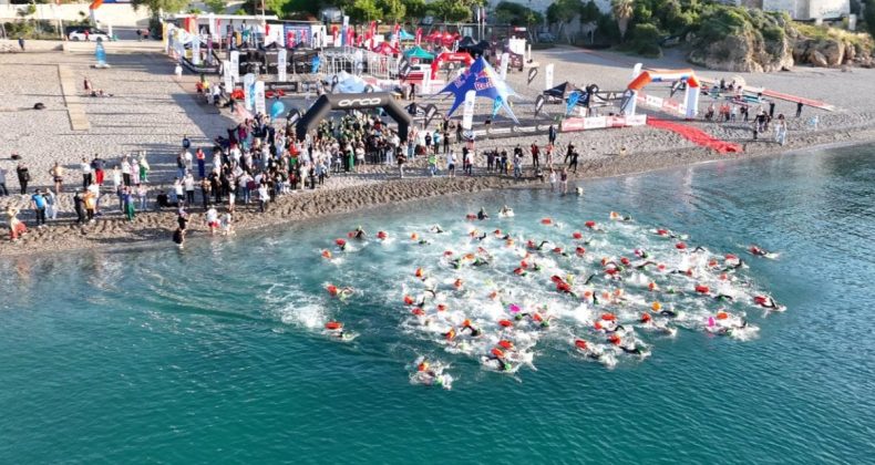 30 Ülkeden Sporcular Akdeniz’in Sularında Kulaç Attı