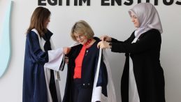 40 Yıl Sonra Yeniden Üniversiteye Adım Attı: 72 Yaşında Doktora Unvanı