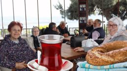 60 yaş üstüne çay kahve simiti bedava yaptı: Akın akın gidiyorlar
