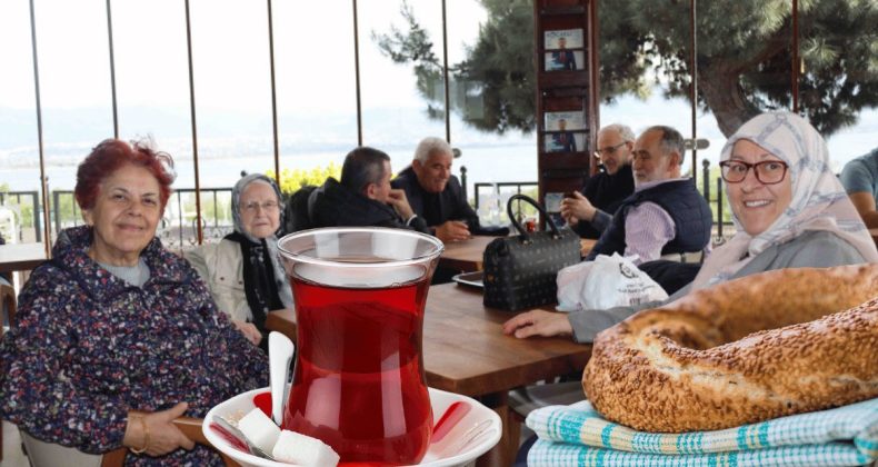 60 yaş üstüne çay kahve simiti bedava yaptı: Akın akın gidiyorlar