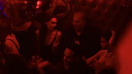 70 Yaşındaki Ünlü Oyuncu Gece Kulübünde Yine Bir Kadınla Görüntülendi