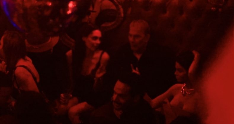 70 Yaşındaki Ünlü Oyuncu Gece Kulübünde Yine Bir Kadınla Görüntülendi