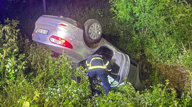80 Yaşındaki Sürücünün Otomobili Tarlaya Devrildi