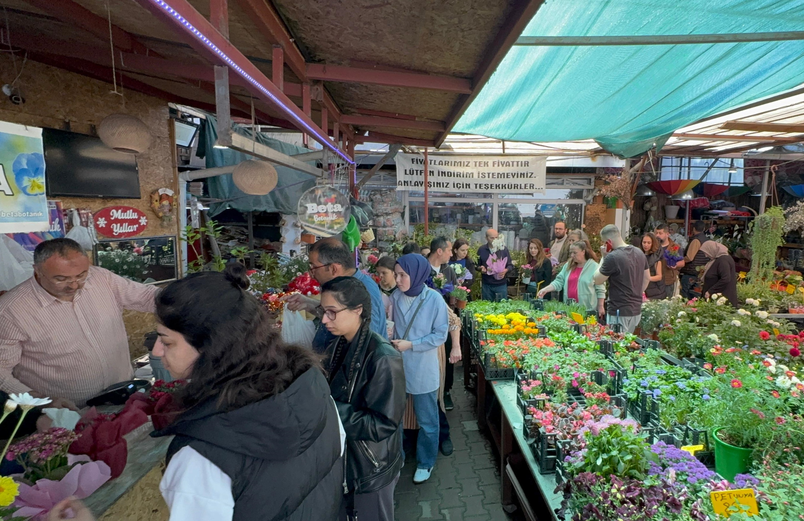 Bahçelievler çiçekçilerinde yoğunluk