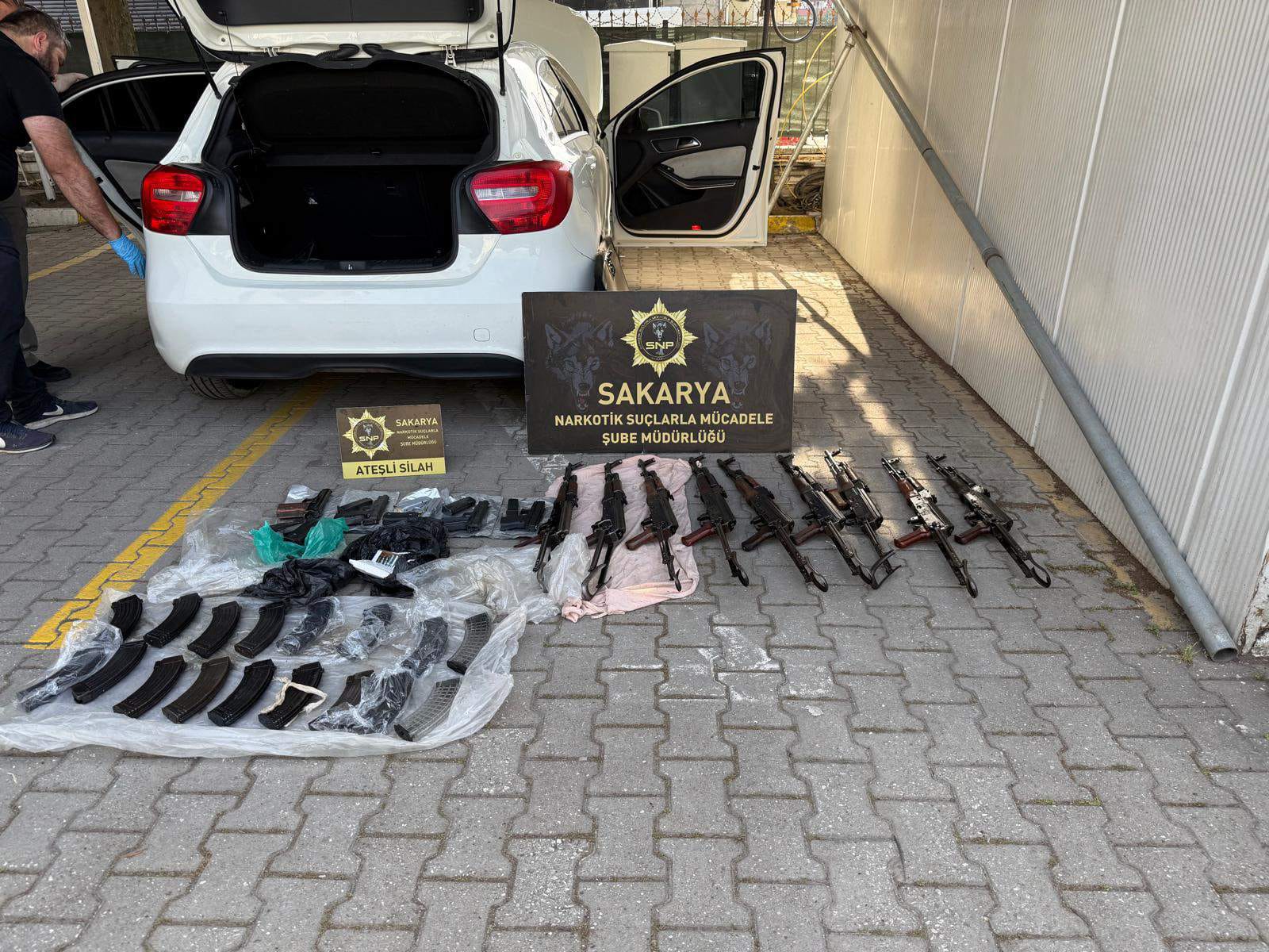 Polis aracında Kalaşnikof tüfek