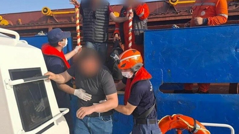 Açıktaki Gemi Personelleri Zor Kurtuldu