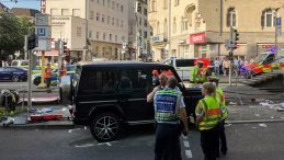 Almanya Stuttgart’ta Araç Kalabalığa Daldı: En Az 3 Kişi Yaralandı