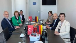 Almanya’da Ekrem İmamoğlu’na Ayakta Alkışlı Destek: Hannover’de Duygusal Anlar