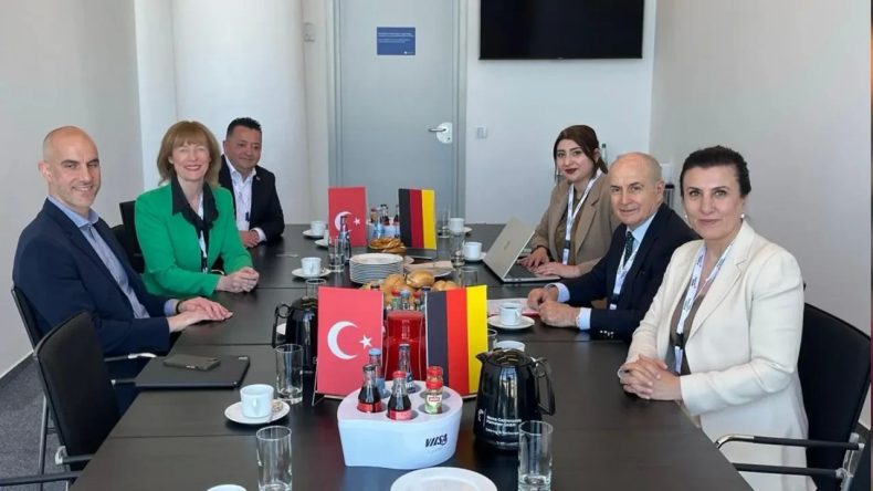 Almanya’da Ekrem İmamoğlu’na Ayakta Alkışlı Destek: Hannover’de Duygusal Anlar