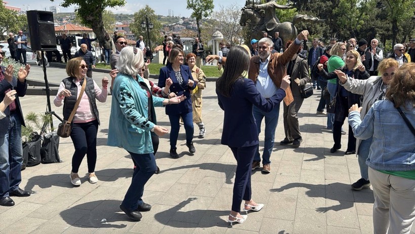 Bedia İlerler Açıklama Yaparken