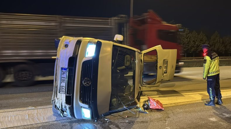 Anadolu Otoyolu’nda Minibüs Bariyere Çarparak Devrildi