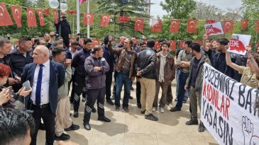 Anadolu Üniversitesi Öğrencilerinden ‘Aile Sempozyumu’na Protesto