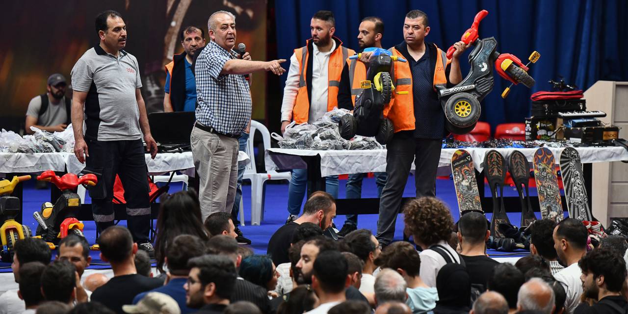 Açık artırma sırasında bir an