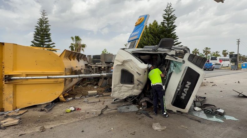 Antalya’da Kamyon Ortalığı Savaş Alanına Çevirdi