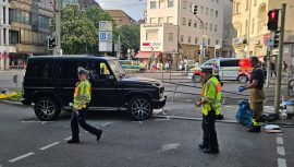 Araç kalabalığa daldı: Ölü ve yaralılar var