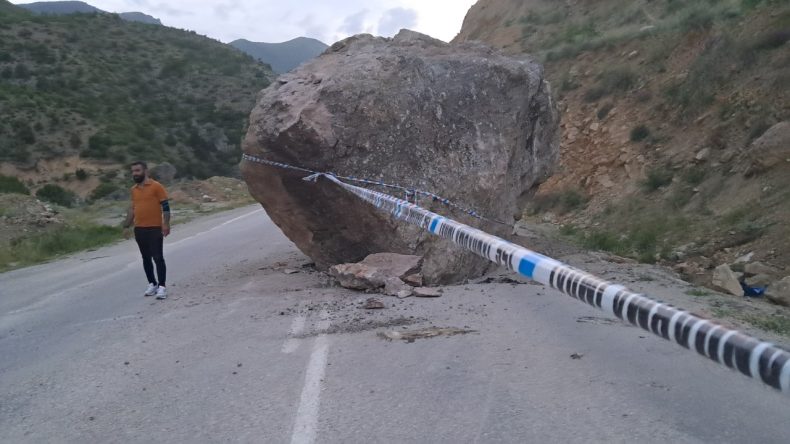 Ardahan-Ardanuç-Artvin Karayolu’nda Yamaçtan Kopan Kaya Düşmesi