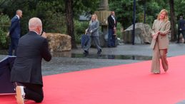 Arnavutluk Lideri, Meloni’yi Diz Çökerek Karşıladı