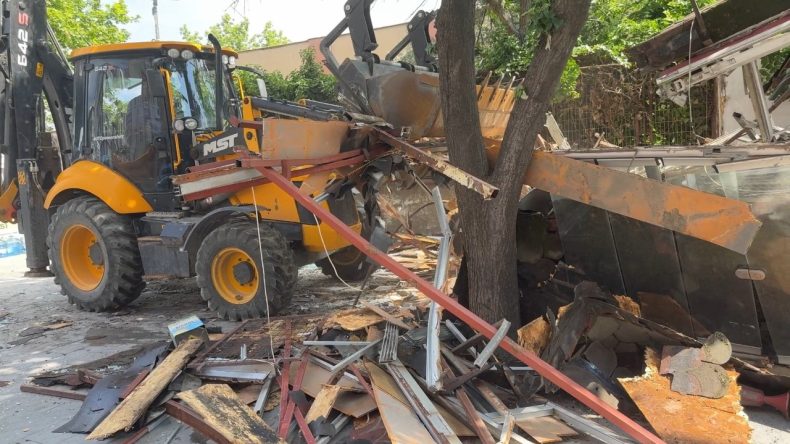 Avcılar’da 15 Yıllık Kaçak Büfelerin Yıkımı Gerçekleşti