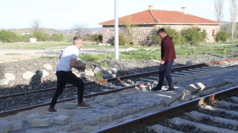Aylardır Para Alamayan Ustalar İsyan Etti: Yaptıkları Yolun Taşlarını Söktüler