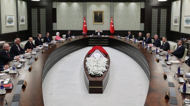 Bahçeli’den Kabine Toplantısına Dikkat Çeken Hediye