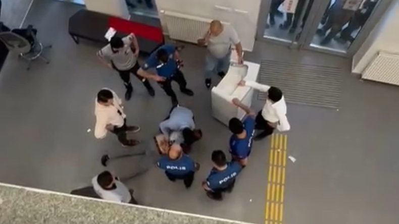 Bankada Şube Müdürüne Bıçak Çeken Şüpheli Suçüstü Yakalandı
